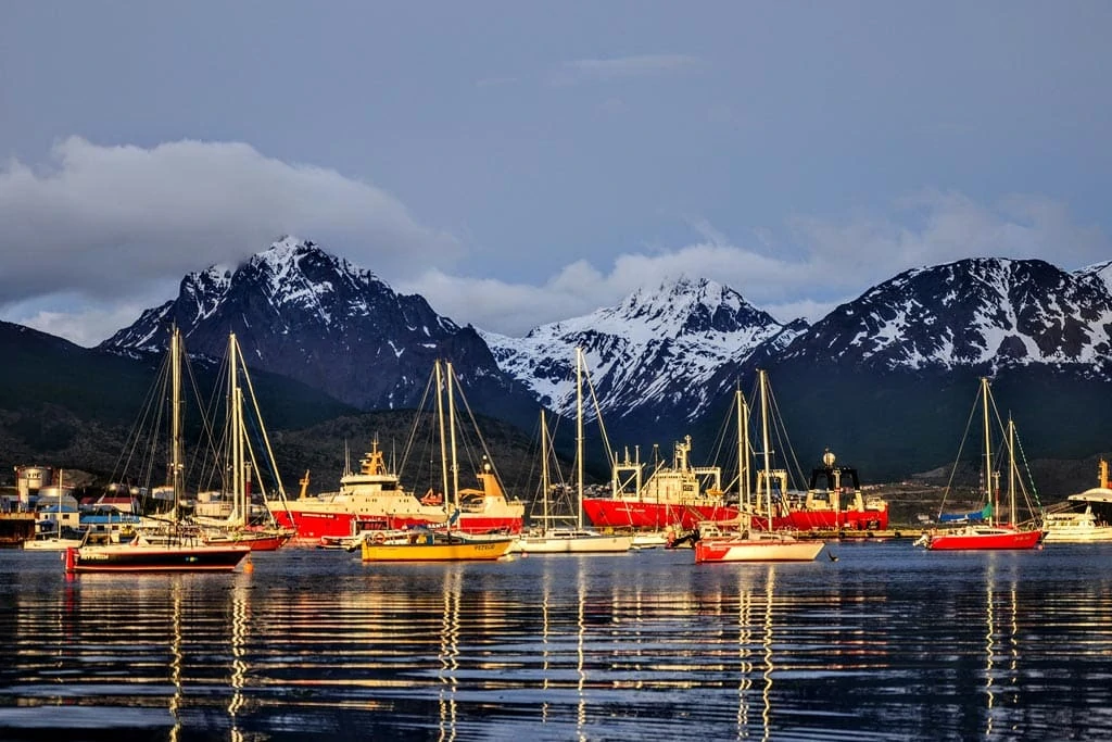 barcos en ushuaia al atardecer