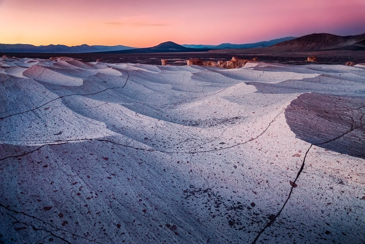 campo de piedra pómez en el crepúsculo